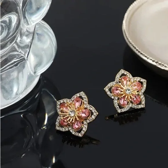 💖5 items for $25 Sale!💖 Beautiful Rhinestone Flower Earrings - Picture 1 of 6